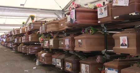 Stosy trumien w Palermo. Włosi czekają z pochówkiem setek zmarłych