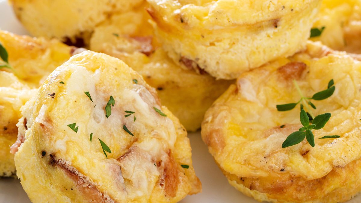 Muffiny jajeczne to pomysł na śniadanie do pracy na zimno 