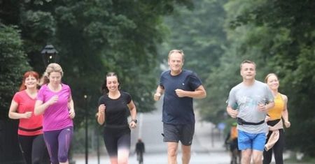 Tusk nie zwalnia tempa. Od rana biegał po Warszawie