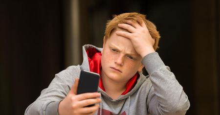 Śpiewają o kupie i wyśmiewają rówieśników. Co nasze dzieci robią w internecie?