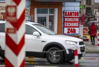 Złoty słabnie, a Polacy martwią się o oszczędności. Eksperci odradzają szturmowanie kantorów