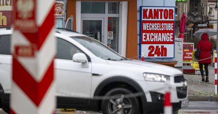 Złoty słabnie, a Polacy martwią się o oszczędności. Eksperci odradzają szturmowanie kantorów