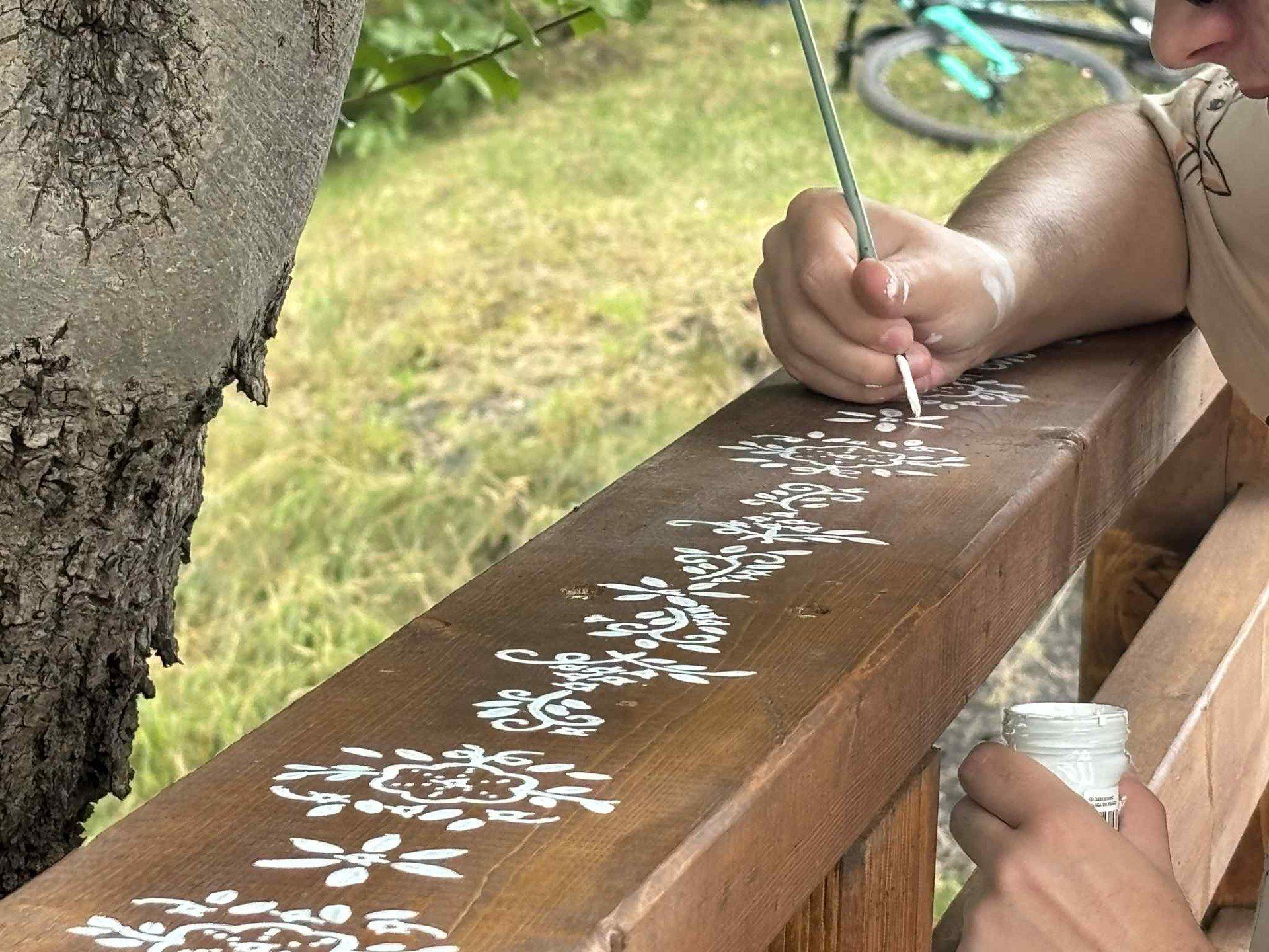 Haft pałucki zdobi mostek przy ul. Rogozińskiej w Wągrowcu