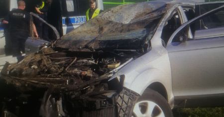 Wypadek na autostradzie A1. Kierowca i pasażer sami przyszli na policję. Tłumaczyli, że uciekli "na stopa"