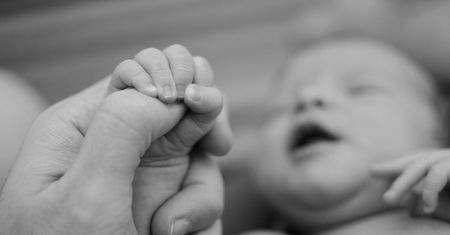Kilkudniowy chłopiec w oknie życie w Kutnie