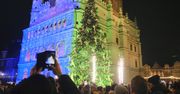 Poznań: Tłumy na Starym Rynku. Choinka rozświetliła miasto. Gdzie znajdziemy iluminacje i do kiedy będą zdobiły miasto?