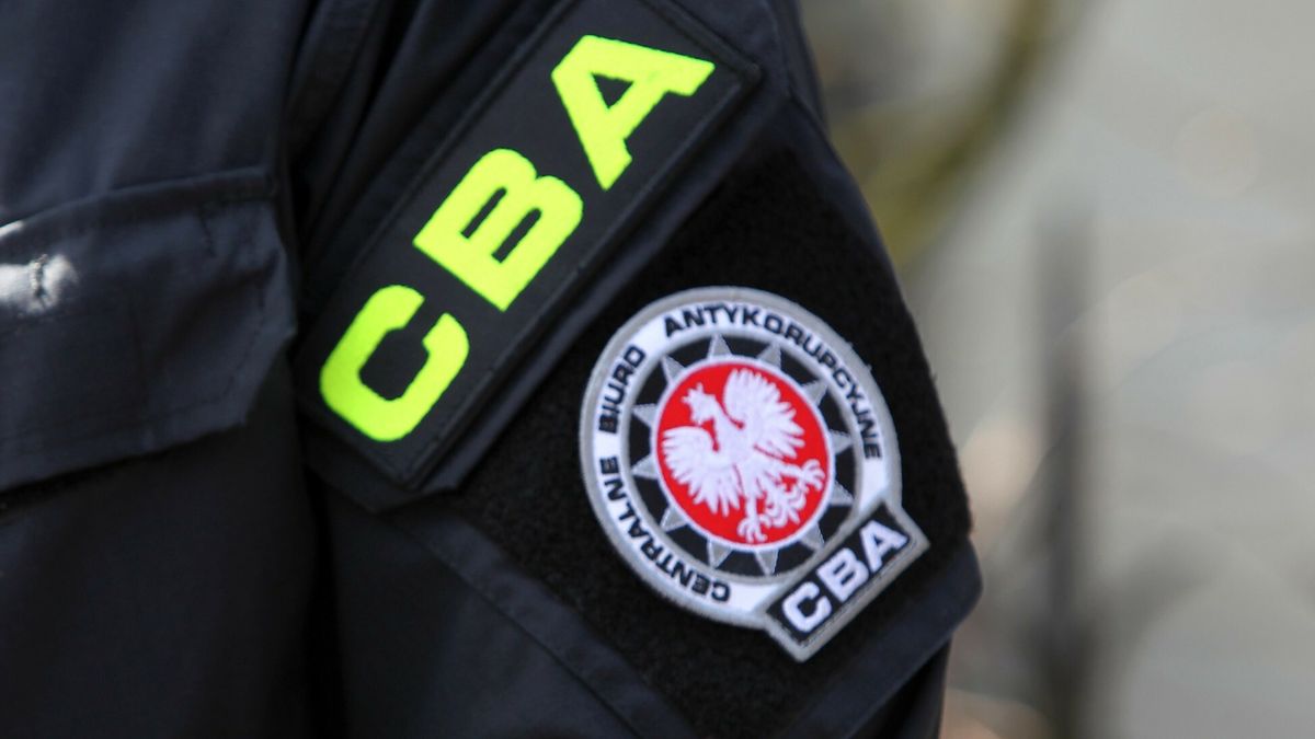 Stock StKoFot. Stanislaw Kowalczuk/East News.   Warszawa 08.04.2015.  n/z: funkcjonariusz Centralnego Biura AntykorupcyjnegoSTANISLAW KOWALCZUK