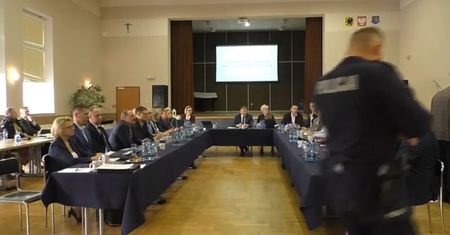 Awantura o szkołę pod Puckiem. Policja studziła nastroje mieszkańców