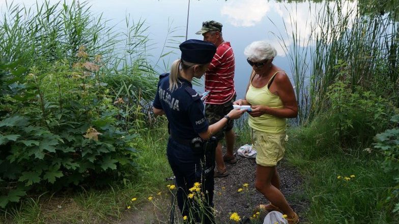 Śląskie. Policjanci w Świętochłowicach kontrolują zbiorniki wodne i pouczają, gdzie kąpiele są dozwolone.