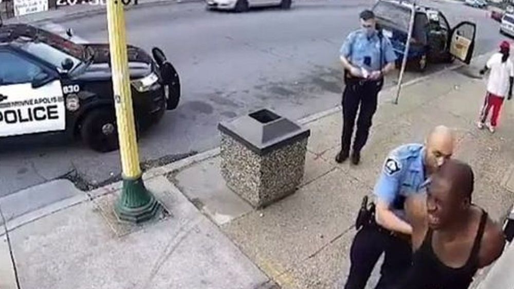 Policjant udusił mężczyznę na oczach świadków