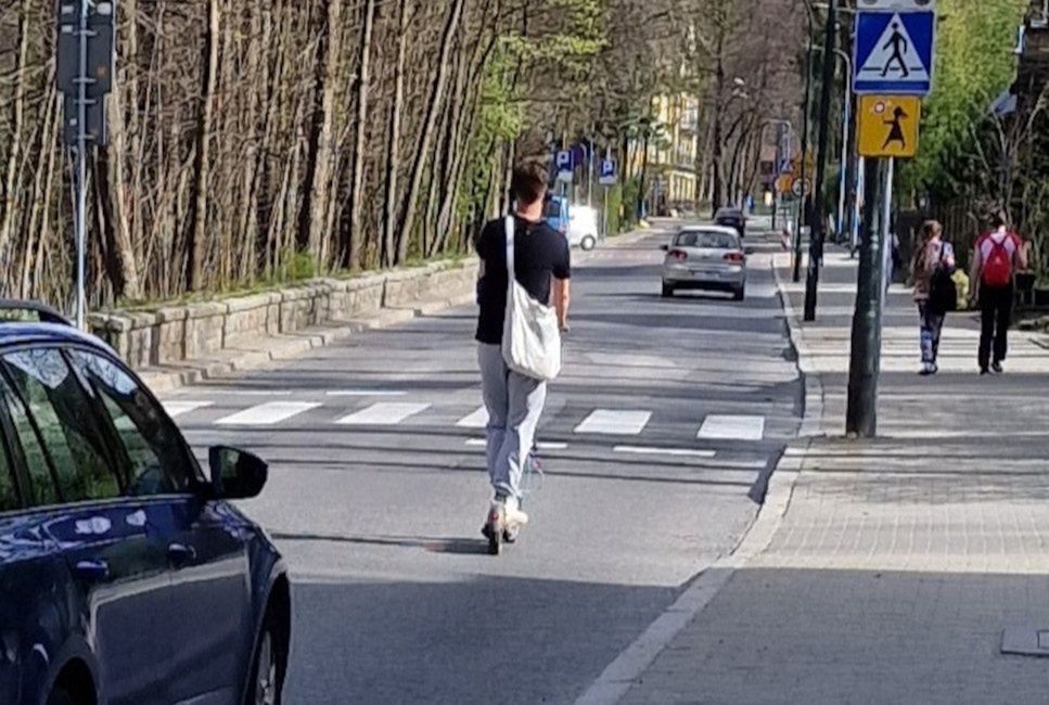 Nie dość, że jechał po jezdni, to miał 1,0 prom. alkoholu we krwi