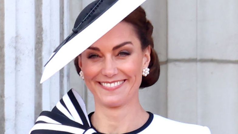 Księżna Kate w perłowych kolczykach