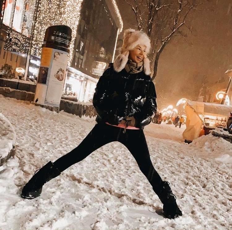 Edyta Górniak w rozkroku