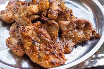 Gdy pogoda pozwala, w Wielkanoc grillujemy karkówkę. Ta pikantna marynata wymiata