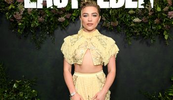 Złoto, satyna i koronka. Florence Pugh olśniewa na premierze