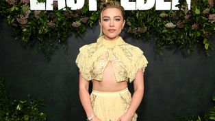 Złoto, satyna i koronka. Florence Pugh olśniewa na premierze