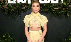 Złoto, satyna i koronka. Florence Pugh olśniewa na premierze