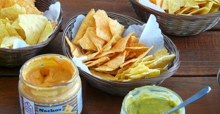 Prosty przepis na domowe nachos. Pyszna meksykańska przekąska