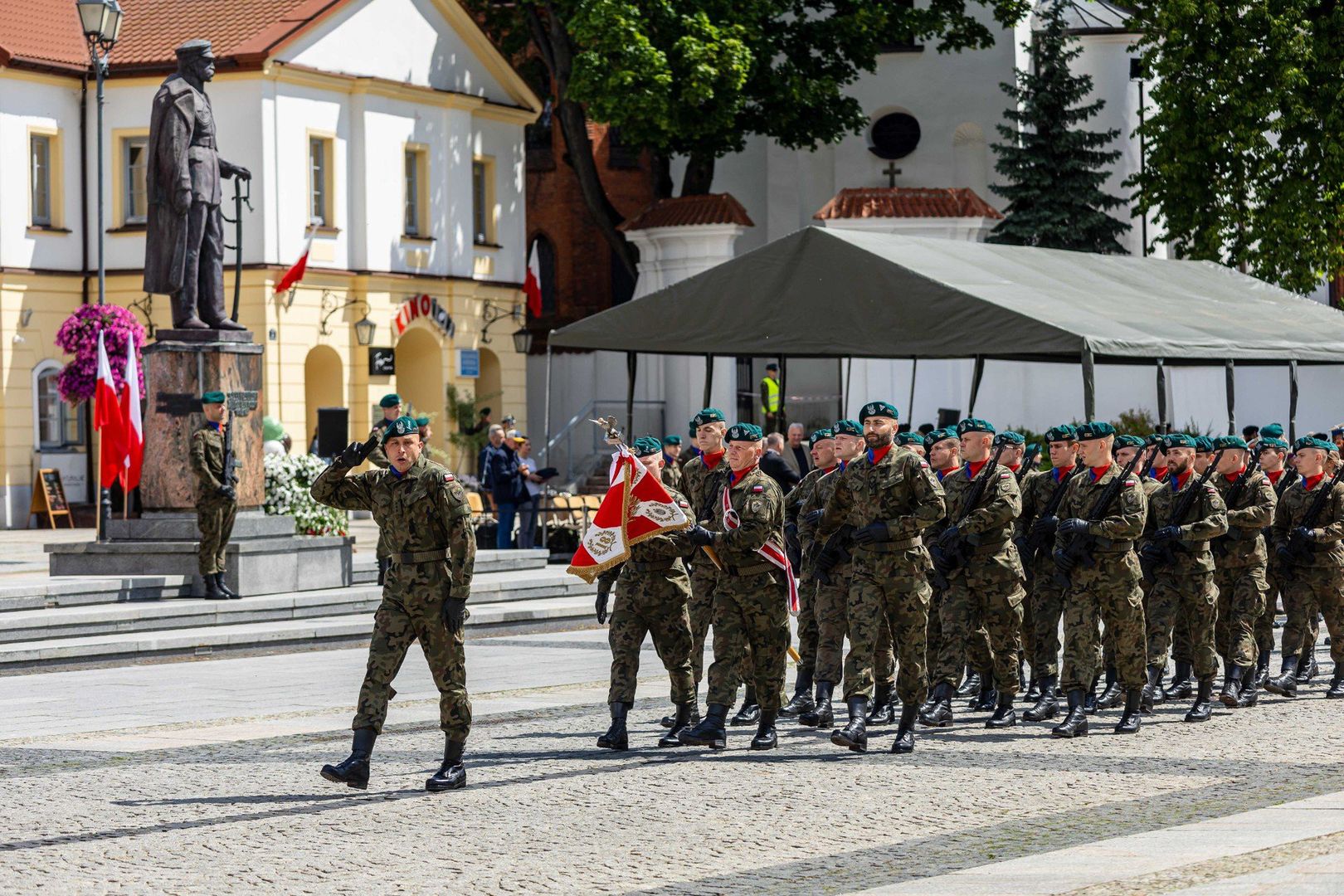 Uroczysty apel żołnierzy 12. Dywizji Zmechanizowanej ze Szczecina i 18 Pułku Rozpoznawczego z Białegostoku
