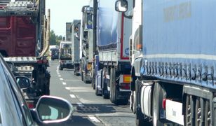 Ciężarówka leży na boku. Wysypała się kapusta. Autostrada A2 zablokowana