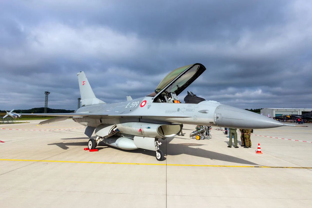F-16 duńskich sił powietrznych sfotografowany na płycie lotniska