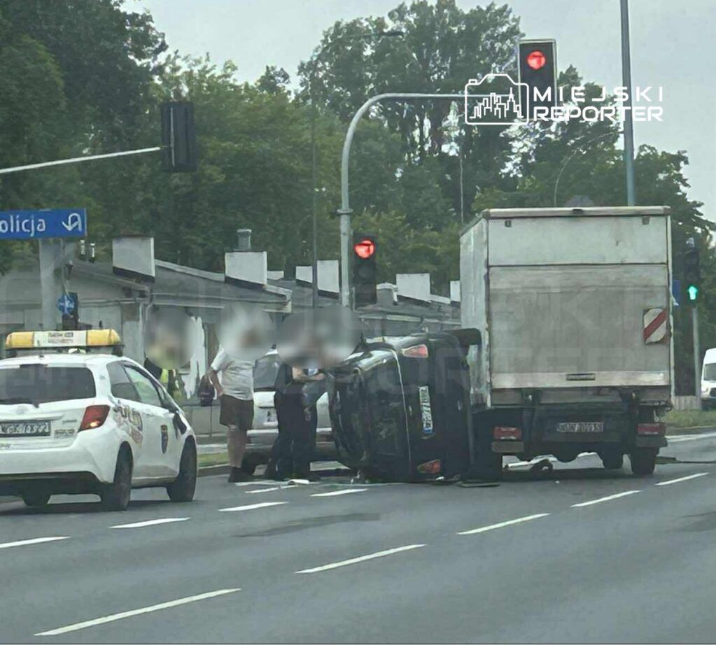 Zderzenie trzech pojazdów na Mokotowie. Jedno z aut dachowało