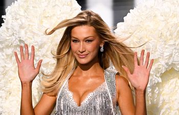 Koronka w śniegu i hot pants. Sylwestrowy look Belli Hadid