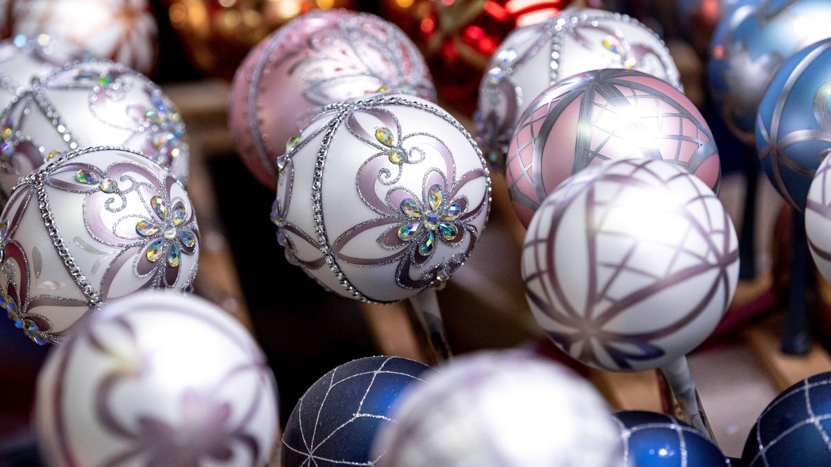 produkcja bombek
Z�otoryja, 07.12.2020. R�cznie ozdobione sztuki w dekoratorni w zak�adzie produkuj�cym bombki choinkowe Vitbis w Z�otoryi, 7. bm.
(mk/amb) PAP/Maciej Kulczy�ski
Maciej Kulczy�ski
bombki, bombki choinkowe, dekoracje, produkcja, produkcja bombek, Vitbis, zak�ad produkcji bombek, z�otoryja