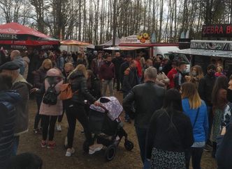 Polacy tęsknią za normalnością. Każda okazja dobra, by wyjść z domu