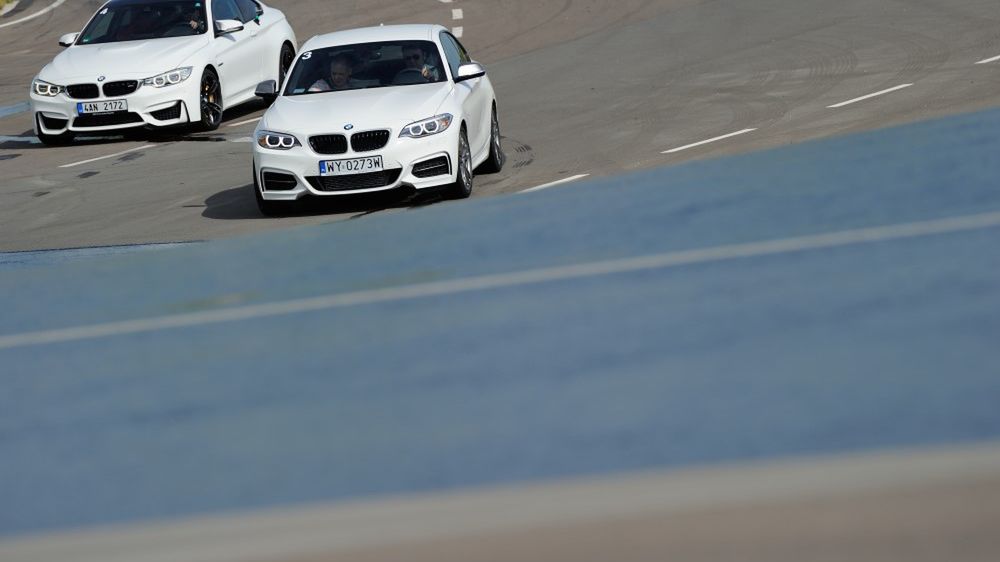 M4 i M235i to auta, które na torze dostarczają najwięcej radości z jazdy. Choć mogłoby się wydawać, że pod tym względem przoduje tylnonapędowe M4 to tak naprawdę jest zupełnie na odwrót. M235i ze sportowo wysterowanym xDrivem pozwala nie tylko na szybsze przejazdy i wykręcanie lepszych czasów, ale również jest zwinniejsze, pewniej prowadzi się w poślizgu i dużo chętniej na niego pozwala. Oczywiście wszystko przy całkowicie odłączonych kagańcach.