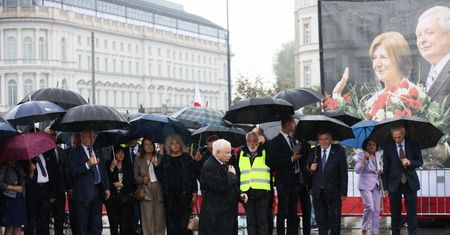 Krzyki i oskarżenia w trakcie miesięcznicy. Jest reakcja rządzących