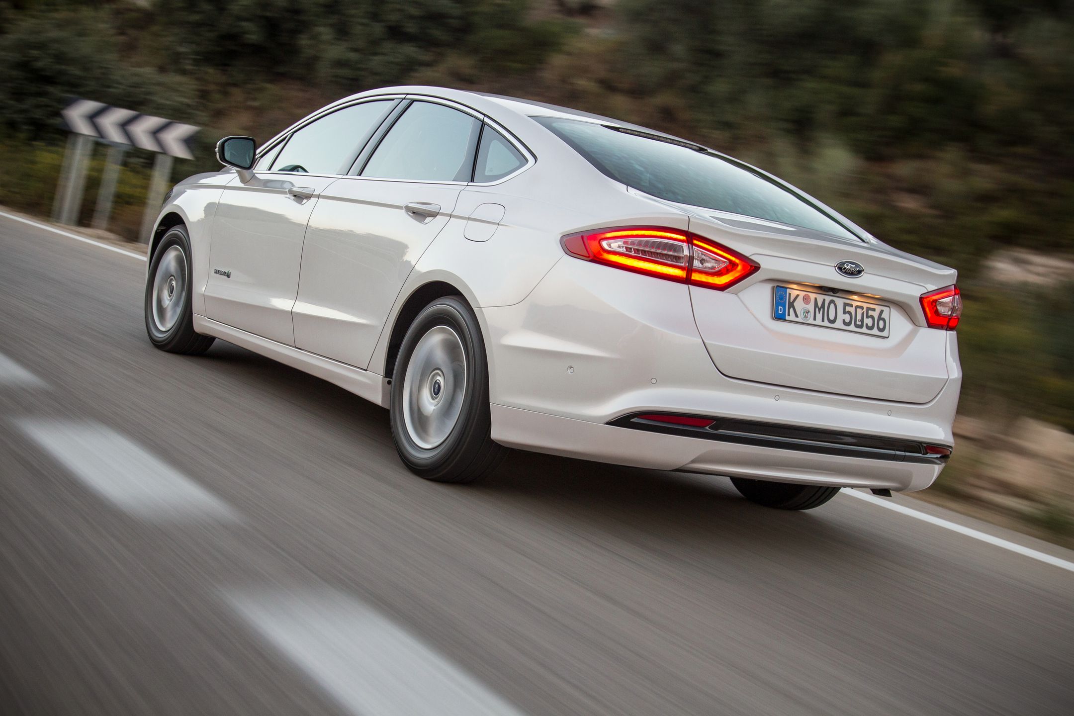 Pomiędzy nowoczesnością, niezawodnością - świetnie łączy osiągi i spalanie. W mojej czysto subiektywnej opinii Ford Mondeo Hybrid to najlepszy wybór pod względem napędu.