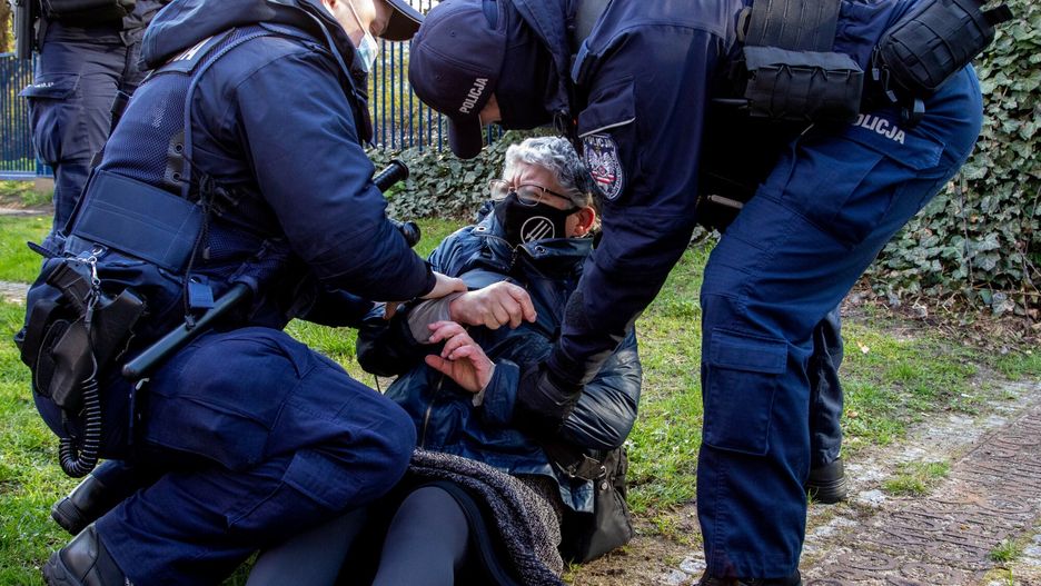 Warszawa. Protest przed Sądem Najwyższym. Babcia Kasia zatrzymana