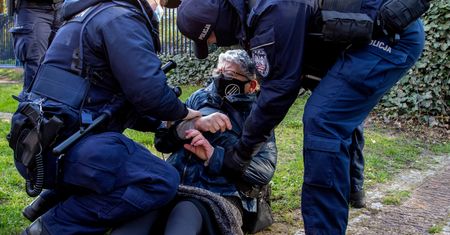 Warszawa. Protest przed Sądem Najwyższym. Babcia Kasia zatrzymana
