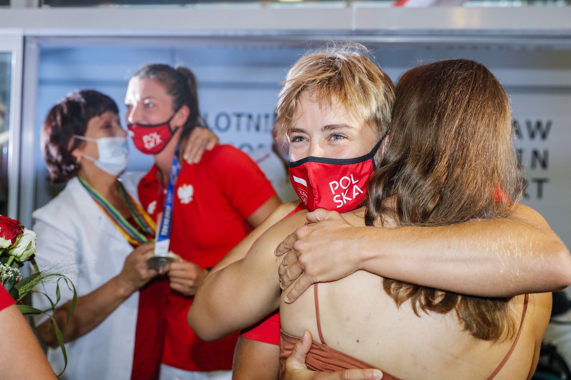 Dziewczyna Katarzyny Zillmann rzuca jej się w objęcia po powrocie z Tokio 