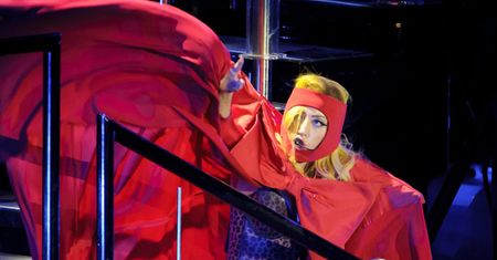Lady Gaga ODGRYZŁA głowę Świętemu Mikołajowi!
