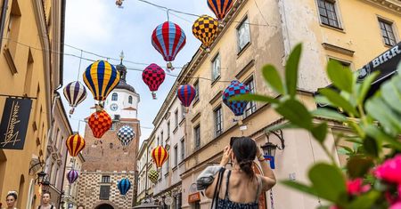 Żurawie nad Starym Miastem ustąpiły miejsca balonom. Nowa instalacja Jarosława Koziary łączy miasta Europy [ZDJĘCIA]