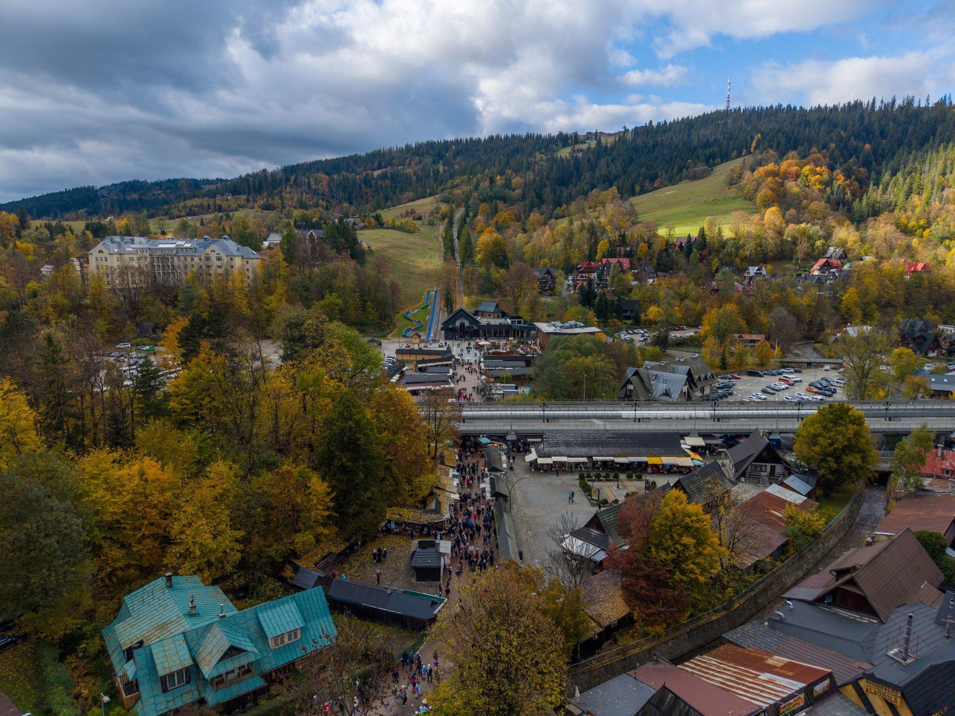Zakopane w jesiennej odsłonie. Miasto z lotu ptaka wygląda niesamowicie. Złote i brązowe kolory spotykają się z ośnieżonymi Tatrami