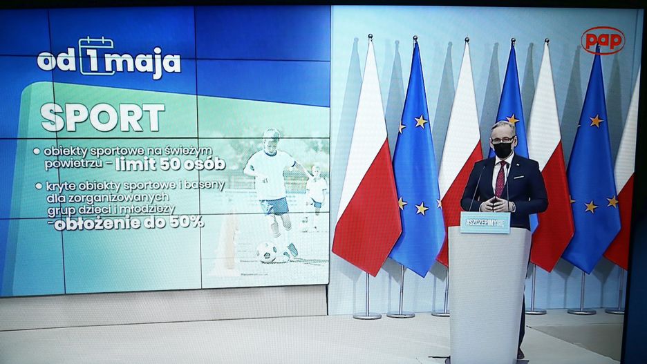 Warszawa, 28.04.2021. Koronawirus w Polsce. Minister zdrowia Adam Niedzielski podczas konferencji prasowej z udziałem premiera w KPRM w Warszawie, transmitowanej przez serwis pap.pl, 28 bm. Spotkanie dotyczyło luzowania obostrzeń w związku z pandemią koronawirusa. Premier Mateusz Morawiecki zapowiedział m.in. otwarcie galerii handlowych, budowalnych, meblowych od 4 maja. (kf) PAP/Rafał Guz