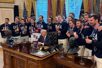 Trump spotkał się z hokiestami. Nagle doszło do zabawnej sytuacji