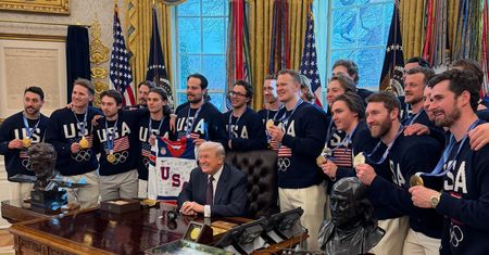 Trump spotkał się z hokiestami. Nagle doszło do zabawnej sytuacji