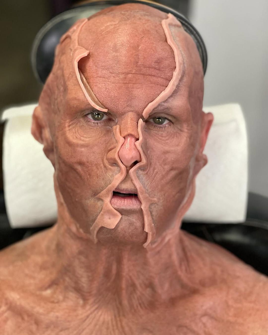 Walton Goggins podczas charakteryzacji 