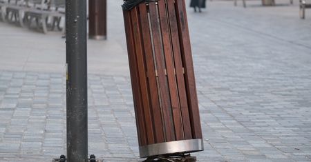Ktoś uszkodził kosz na deptaku. Kto i kiedy? Nie wiadomo