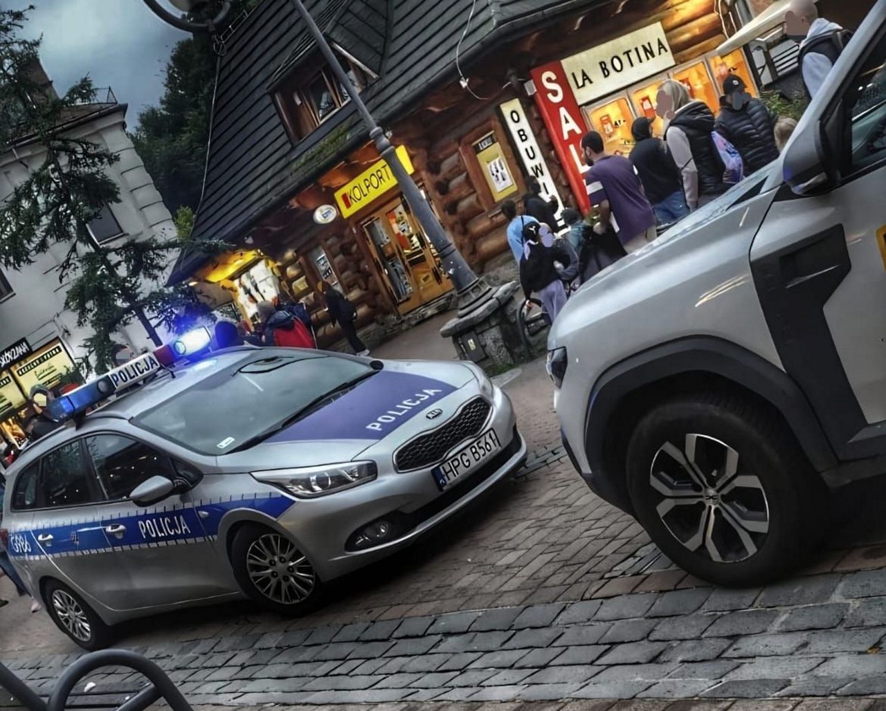 Tłumy turystów na Krupówkach. Będą dodatkowe patrole