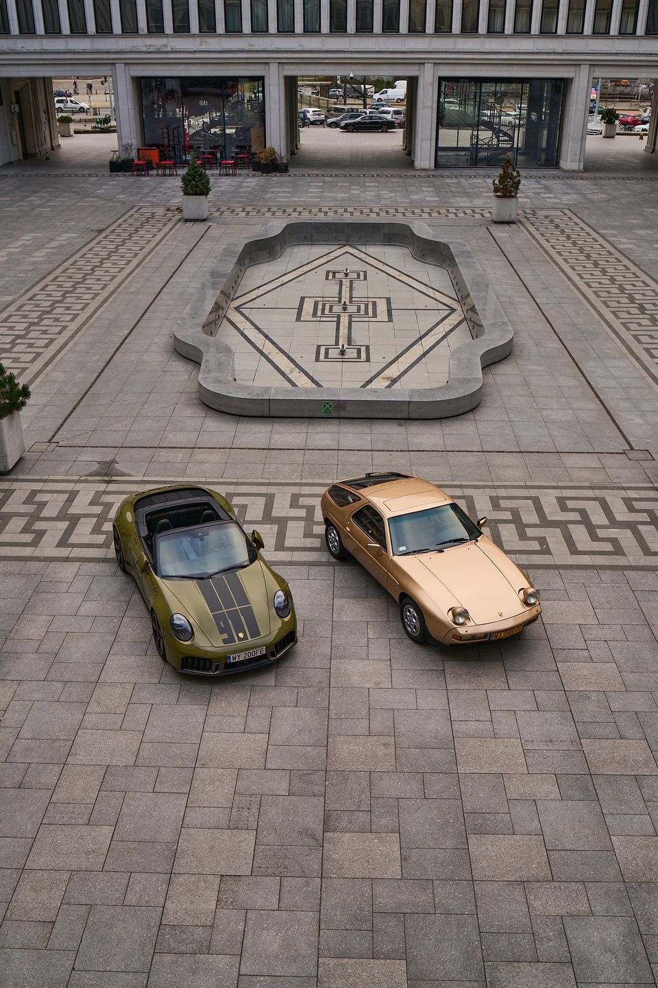 Porsche 928 (1977) i Porsche 911 Spirit 70 (2025)