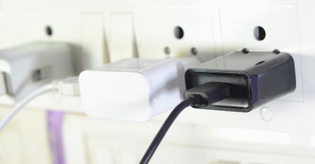Lębork. Do wanny wpadł ładujący się telefon. 17-latka nie żyje