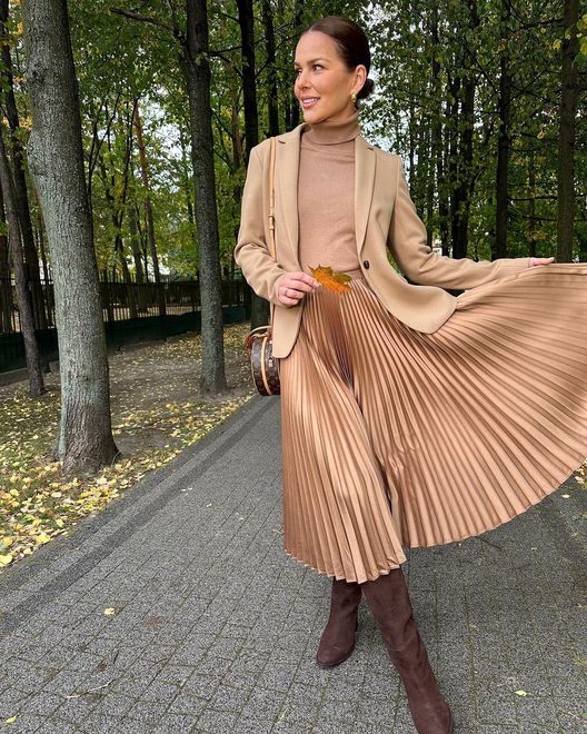 Paulina Sykut Jeżyna w beżowym total looku z golfem