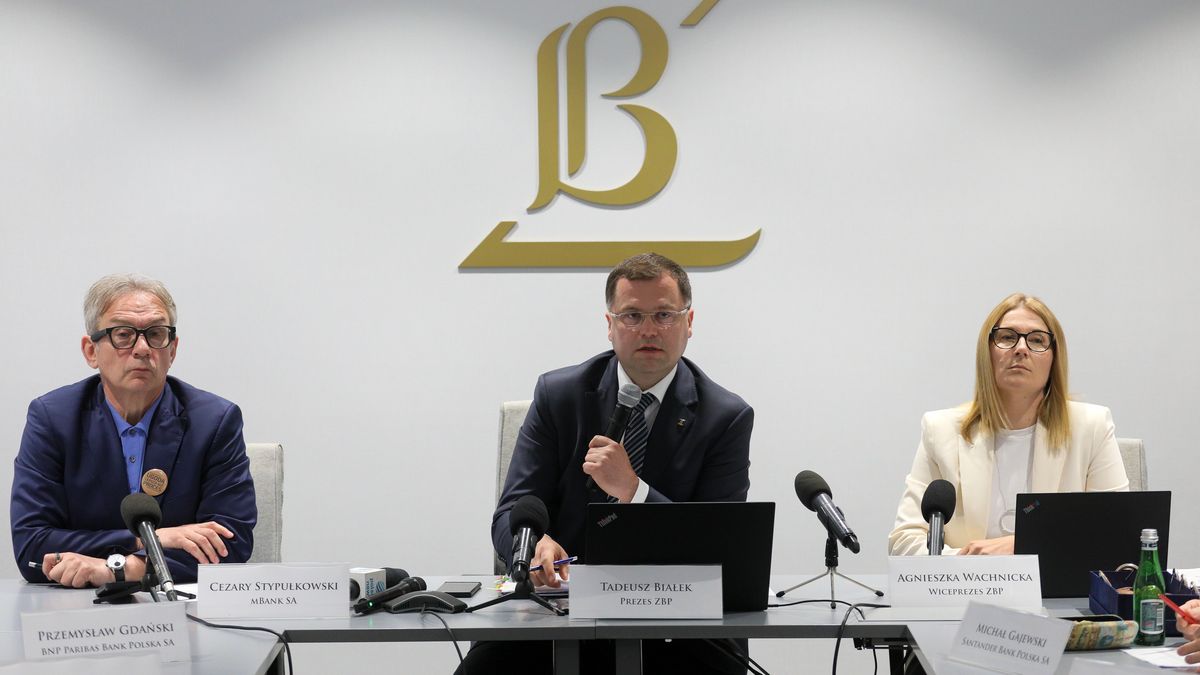 Warszawa, 15.06.2023. Prezes mBanku Cezary Stypułkowski (L), prezes Związku Banków Polskich Tadeusz Białek (C) oraz wiceprezes ZBP Agnieszka Wachnicka (P) podczas konferencji prasowej dot. orzeczenia TSUE ws. kredytów frankówych, 15 bm. w siedzibie ZBP w Warszawie. (jm) PAP/Paweł Supernak