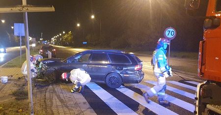 Lublin. Volvo wpadło w poślizg i uderzyło w barierki przed przejściem dla pieszych