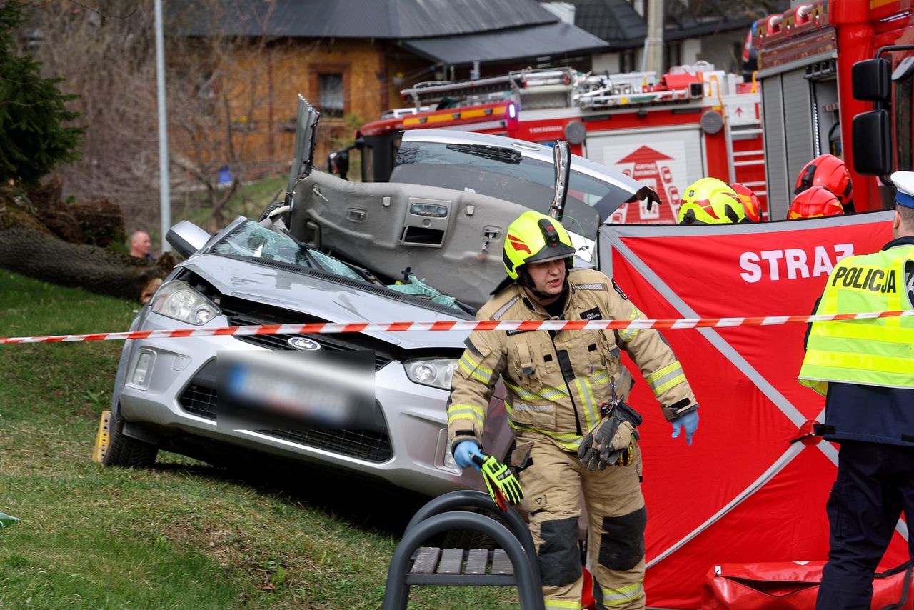 Tragedia w Zakopanem. Drzewo spadło na jadący samochód